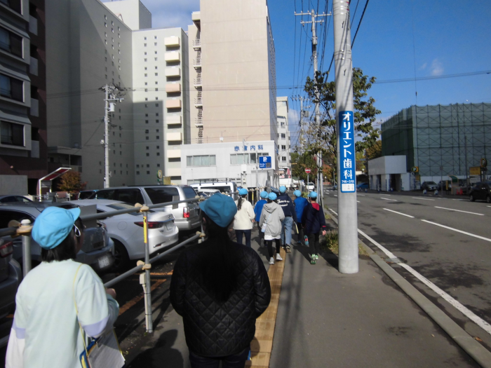 班に分かれた6年生たちが「まち歩き」をしている様子