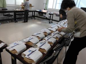 お弁当を袋詰めしている様子